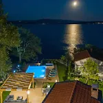 Beachfront Promenada Willa *