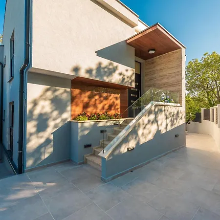 Beachfront Promenada Vila *