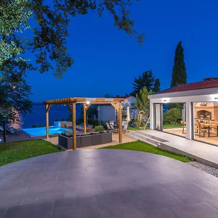 Beachfront Promenada * Posedarje