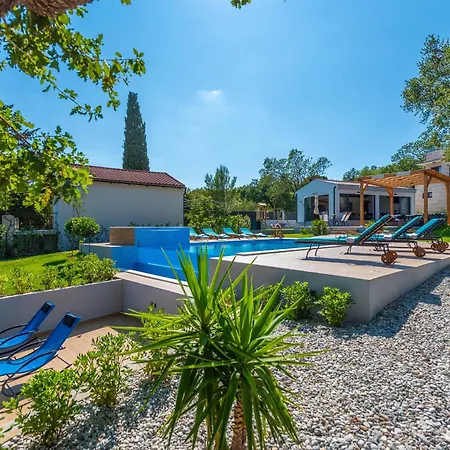 Beachfront Promenada Vila