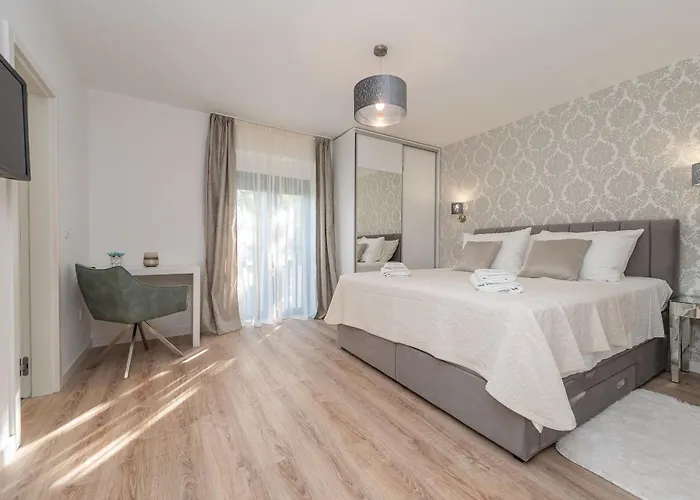 Beachfront Promenada Vila *