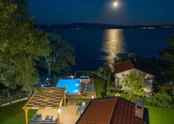 Beachfront Promenada Vila *