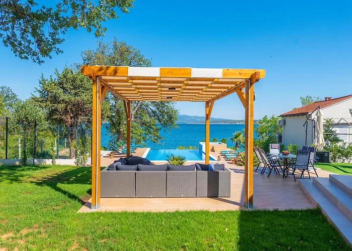 Beachfront Promenada Vila