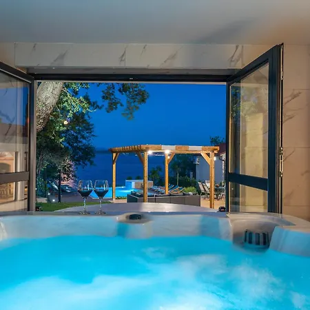 Beachfront Promenada Villa