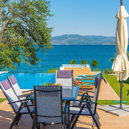 Beachfront Promenada Villa