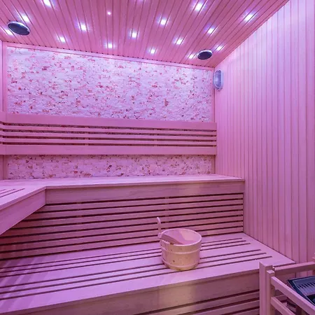 Beachfront Promenada Villa