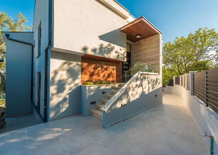 Beachfront Promenada Villa *