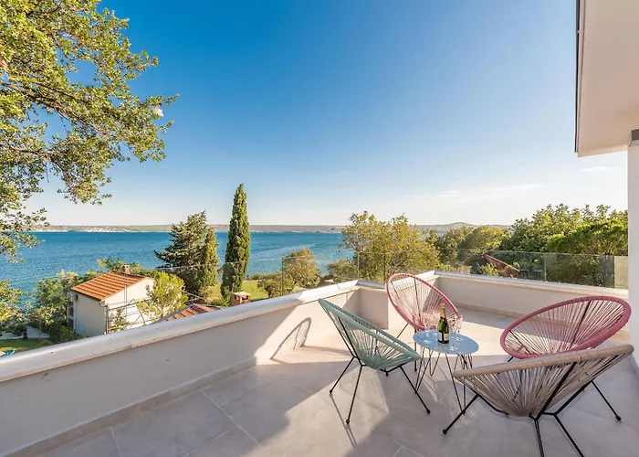 Beachfront Promenada Villa