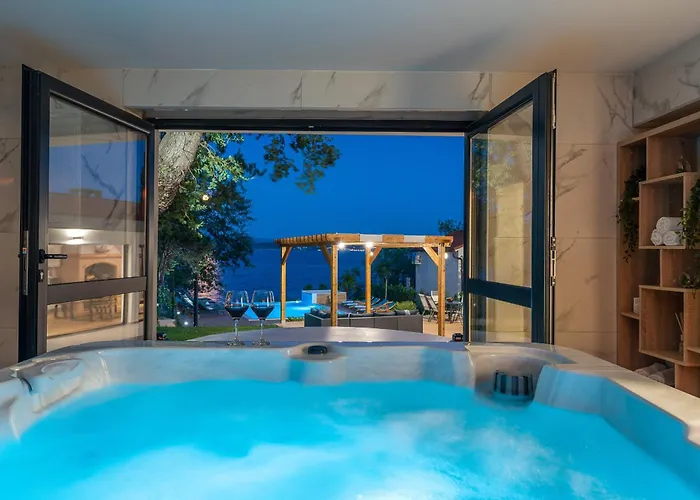 Beachfront Promenada Villa