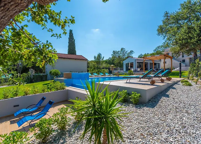 Beachfront Promenada Villa