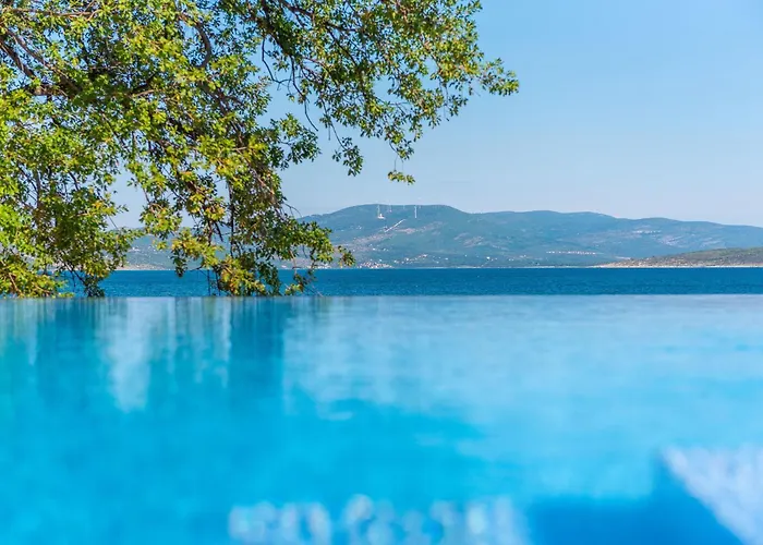 Beachfront Promenada Villa *