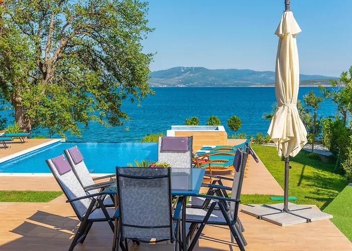 Beachfront Promenada Villa